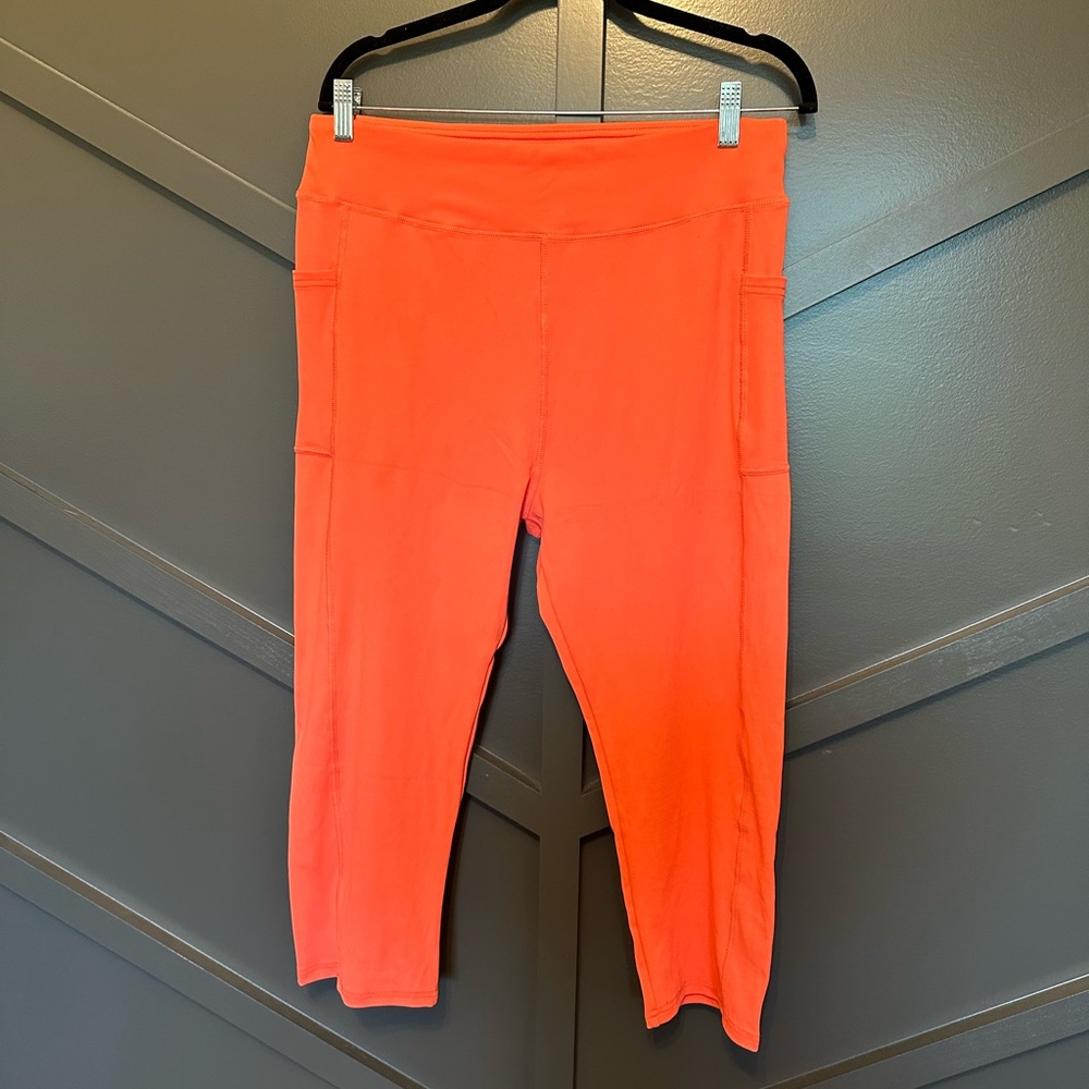 💙Women’s cropped yoga pants with pockets NWOT